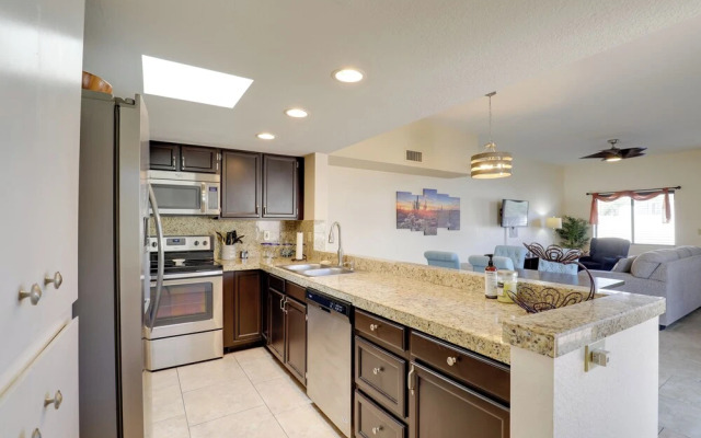 Sunny Tucson Townhome w/ Patio & Mountain Views!