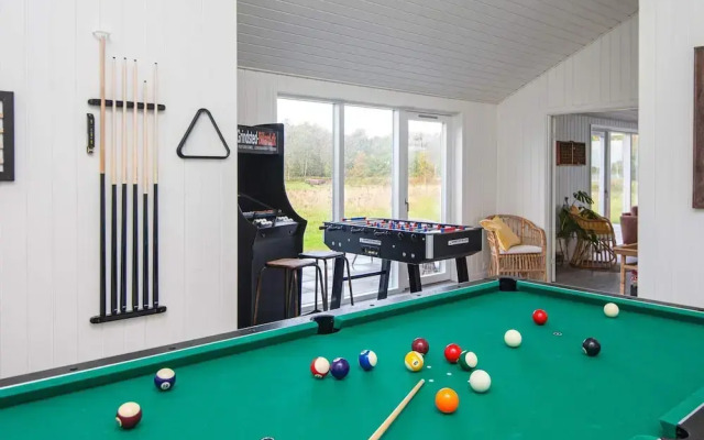 Stylish Lakeview Retreat-by Traum
