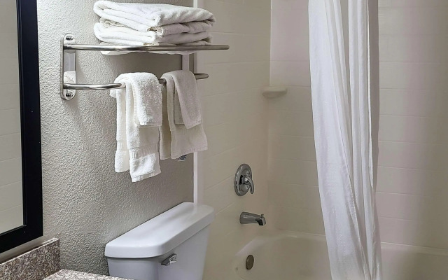Clarion Pointe Bettendorf - Quad Cities