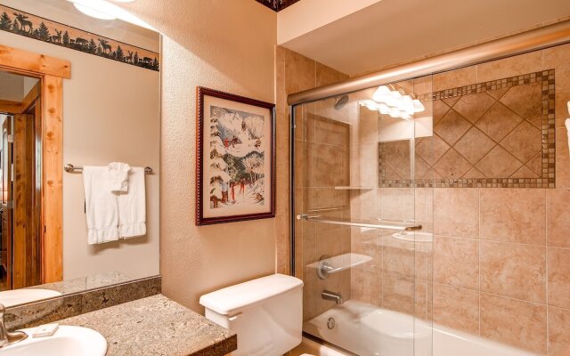 Ski Hill 32 2 Bedroom 1 Loft Condo by RedAwning