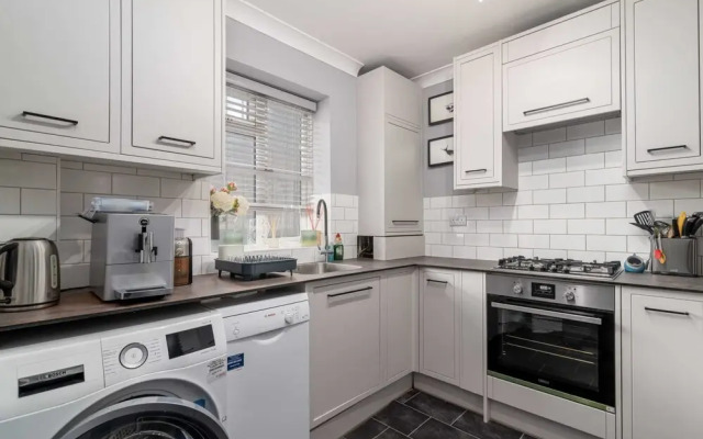 Charming 1BR Highbury Flat With Balcony