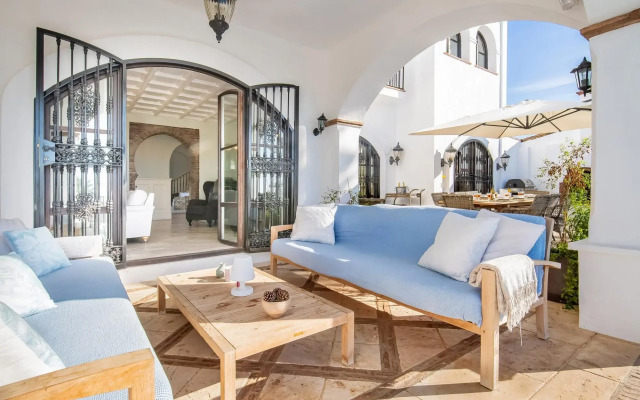 18024 - Superb Villa Near Beach With Heated Pool