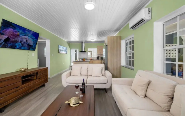 Renovated 4br2ba w Private Pool in Prime Location