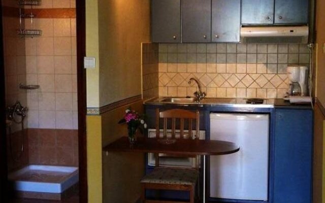 Alexandros Studios & Apartments