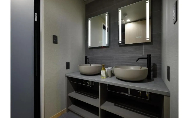 Premium Apart MONday KYOTO GOJO