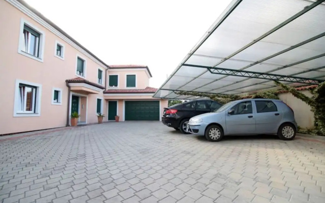 Eddie - Great Location & Comfor - A4