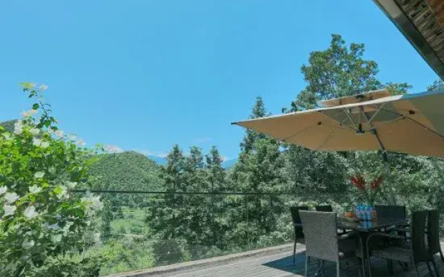 Two Mountains Villa & Courtyard