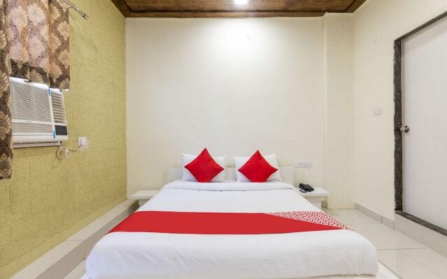 Oyo 27653 Savoy Suites