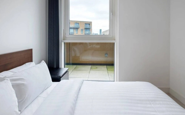 Bright & Spacious 2-bed Apt, With Balcony