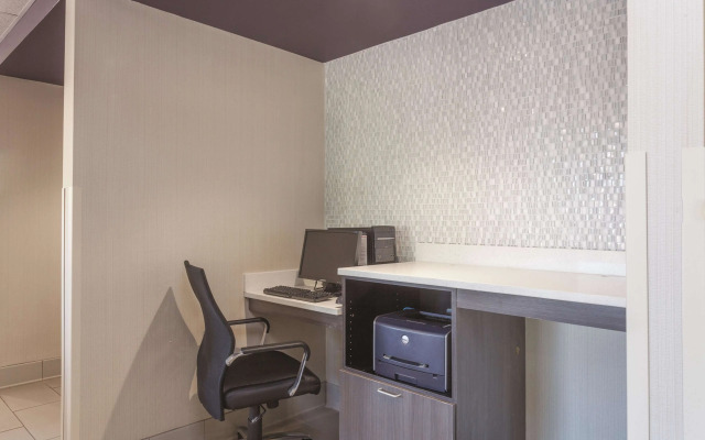 La Quinta Inn & Suites by Wyndham Jackson Airport