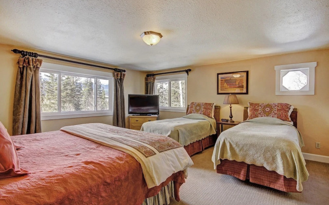 High Point Chateau 4 Bedroom Home by RedAwning
