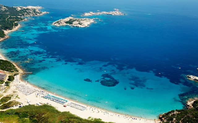 Belvilla by OYO Comfortable Apartment With Pool