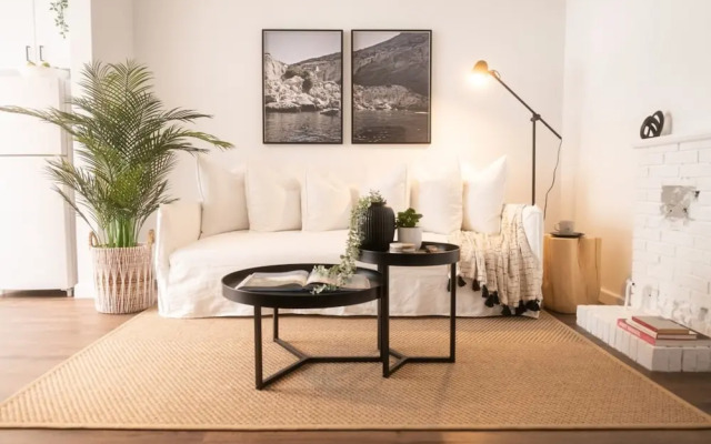 Stylish 1 Bedroom Apartment Near Beach