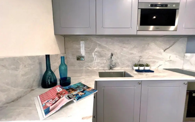 Local Gem Spacious 2BR 2BA Duplex Apartment