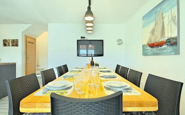 Spacious Holiday Home With Swimming Pool Near Sea in Vodnjan