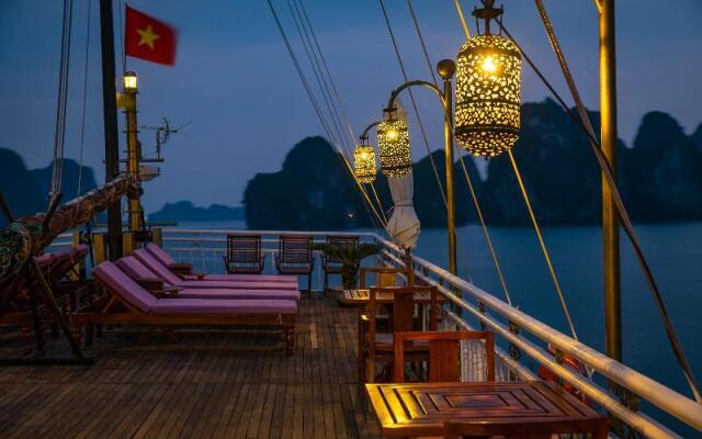 Heritage Line Violet Cruise-Ha Long Bay and Lan Ha