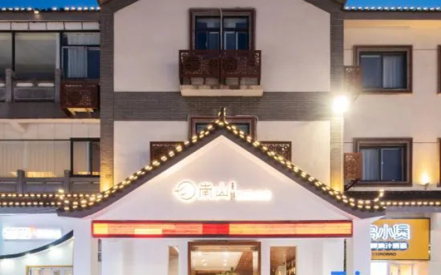 Nanshan Xiaozhu Boutique Hotel (Suning Plaza Hubushan Branch)