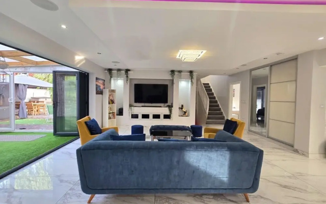Stylish 6-bed Retreat With Parking and Jacuzzi