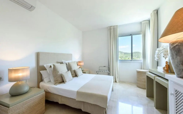 Magnificent Holiday Home With View