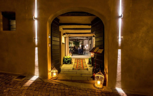 Uve Rooms & Wine Bar