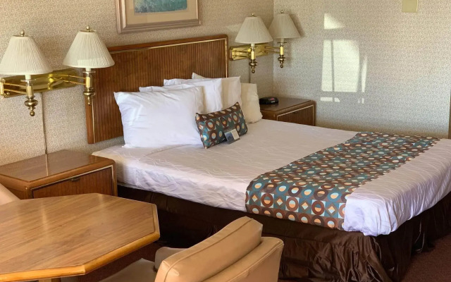 Econo Lodge Inn & Suites