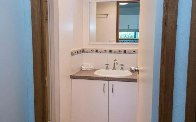 The Lakes Beachfront Holiday Retreat