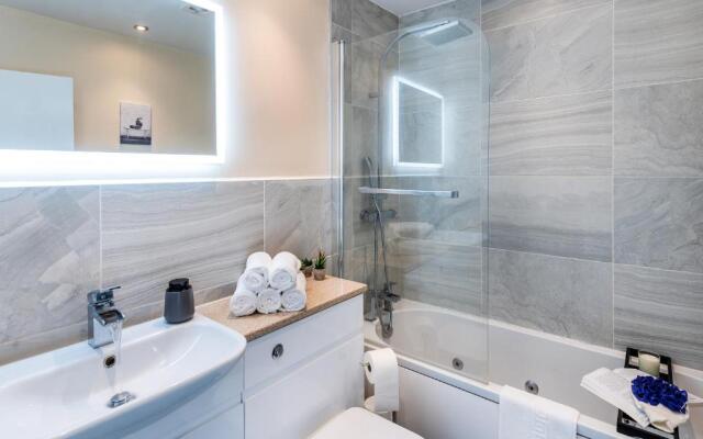 La Casa Suites Windsor