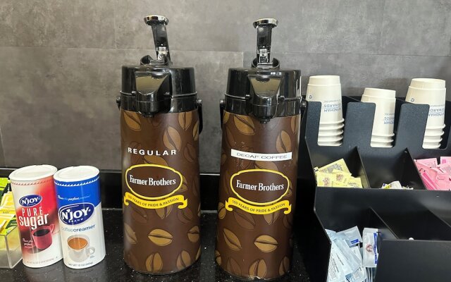 Super 8 by Wyndham Richfield/Cleveland