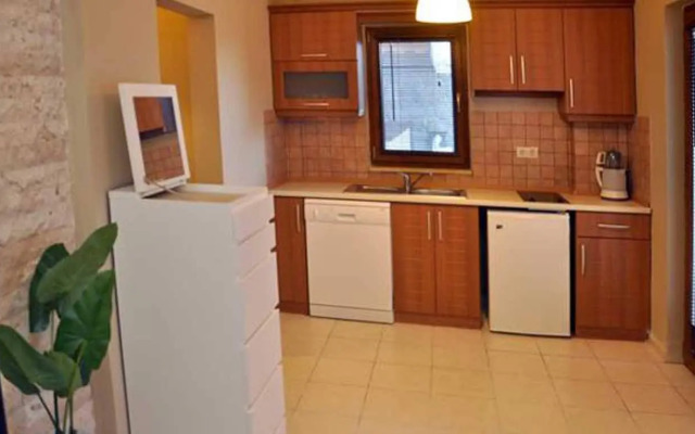Liona Residence