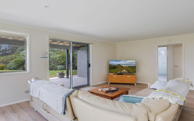 Aloha - direct beach access from property