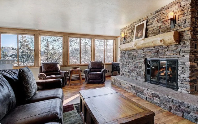 Ski Hill 27 2 Bedroom Condo by RedAwning