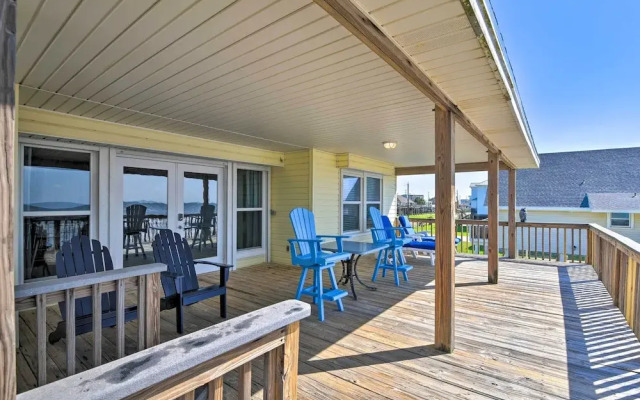 Beachfront Getaway w/ Deck & Views in Galveston