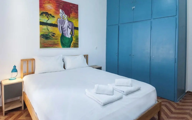 Spacious 2 Bd Pireas Apt w Cozy Balcony