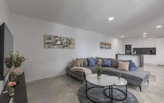 Spacious Pool Apartment Crikvenica