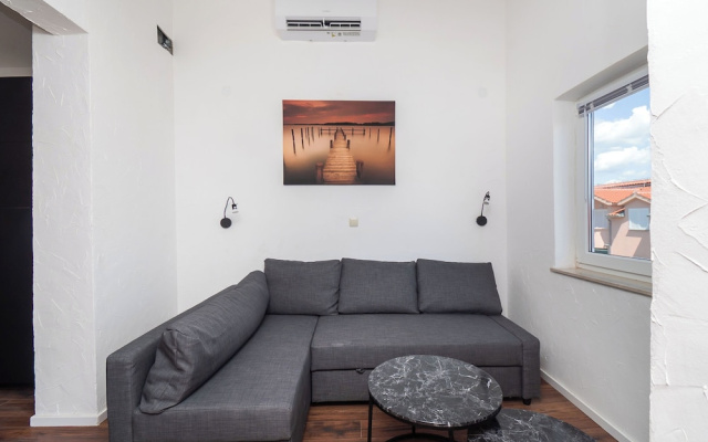 Apartments and Rooms Mladen