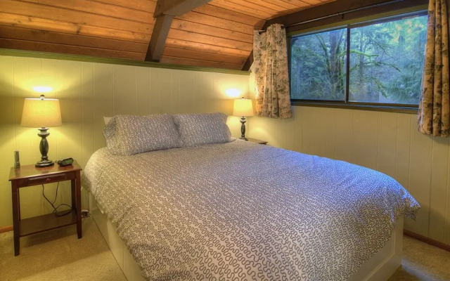 Cedarwood Grove - Two Bedroom Cabin with Hot Tub