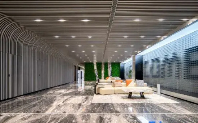 Huayue Kaixuan Grand Hotel (Weiye Building Xincheng Bus Station)