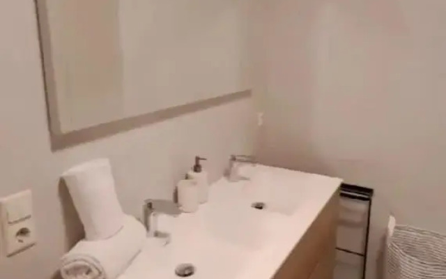 Bright 2 bedrooms flat w parking&balcont