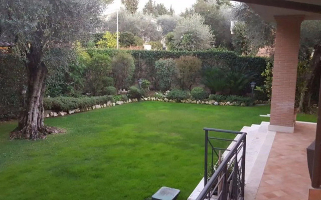 Aurelia Garden Gold Bed & Breakfast