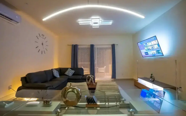 Luxury Apartment With Poll