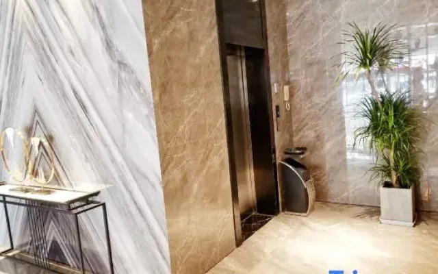 Yihai Hotel (Zhengzhou South China City Longhu Jinyi City Shopping Center Branch)