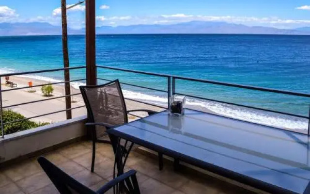 Eclectic Residence with Beach at the Doorstep