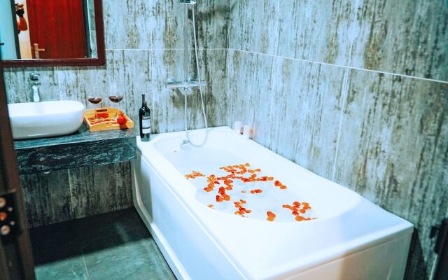 Grad Queen Hotel 2  Ha Dong