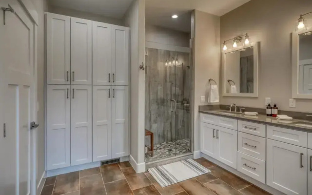 New Tranquil Village Lake Retreat