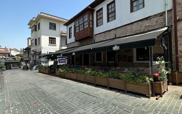 Lords Hostel & Pub