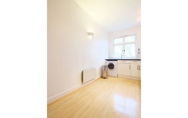 Clean, Secure 2BR Flat for 4 in East London