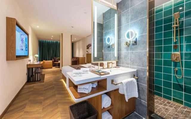 James Joyce Coffetel Hotel (Beijing Xiaohongmen subway station)