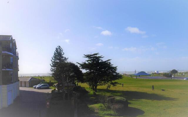 Beachfront SEA-VIEW apartment & BALCONY