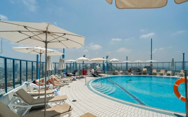Stunning w Pool Few Mins Walk to Beach