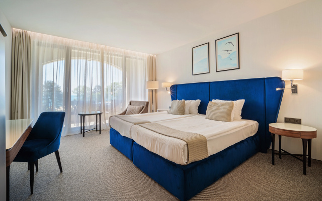 Astor Garden Hotel - Image 7